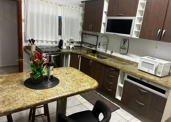 Casa 100mtrs do mar com piscina aquecida