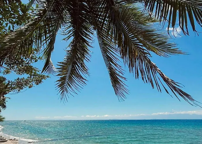 Beachfront House With Private Pool, Lobo Batangas