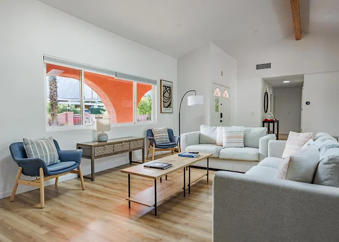 The Pink House - Palm Springs Gem With Private Pool & Bbq