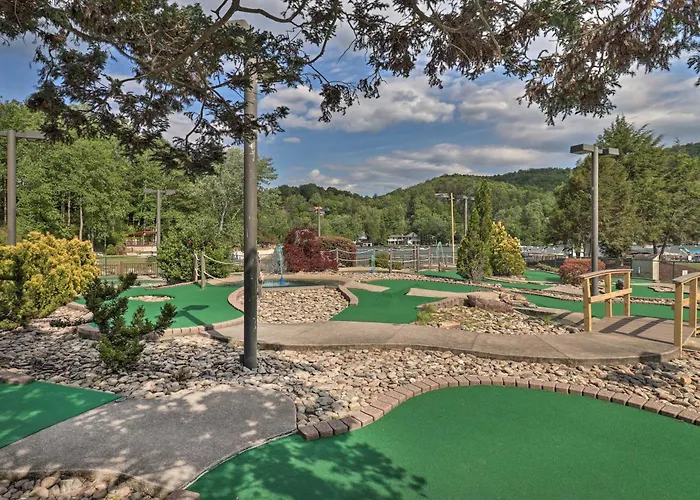 Lake Lure Getaway W/ Hot Tub & Fire Pit!