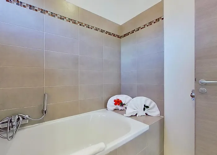 Villas CALA CORSA - 3 chambres piscine partagée chauffée et 4 Chambres piscine privée chauffée - CALA ROSSA Porto-Vecchio - Villas entièrement Climatisées - Internet gratuit