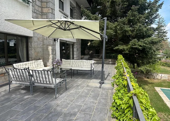 Los Cedros, gran chalet con piscina y apartamento en Navacerrada