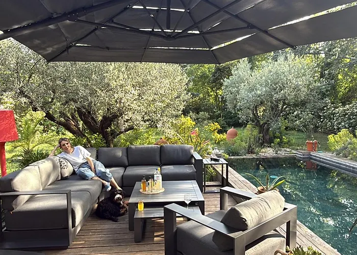 VILLA Nîmes tourmagne PISCINE