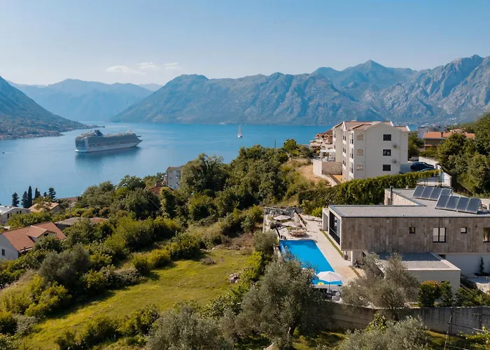 Villa Invicta With 17M Pool And Bay View
