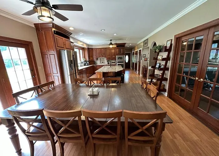 Large Home With Private Pool, Gym, Sauna, 7 Bedrooms, Sleeps 21