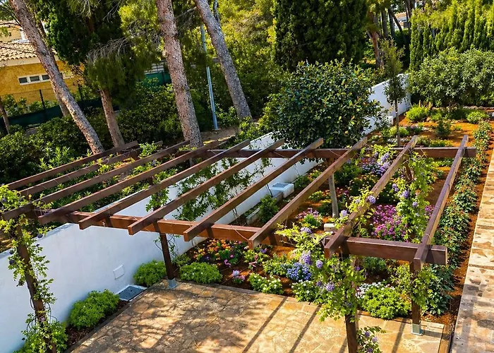 Preciosa villa con piscina, jardín y vistas al mar WIFI