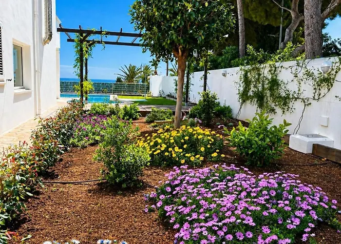 Preciosa villa con piscina, jardín y vistas al mar WIFI