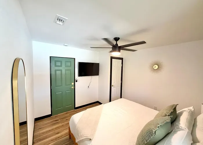 Downtown Resort Villa - Private Pickleball, Volleyball, Heated Pool, Spa, Gameroom