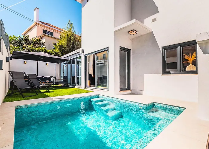 Luxury Villa Heated Pool & Sauna - No Parties Allowed