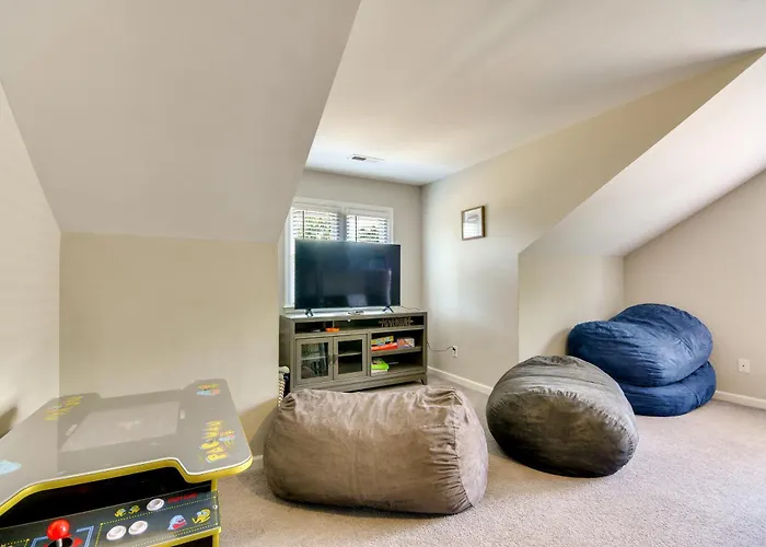 Graham Home W/ Private Pool & Ping-Pong Table!