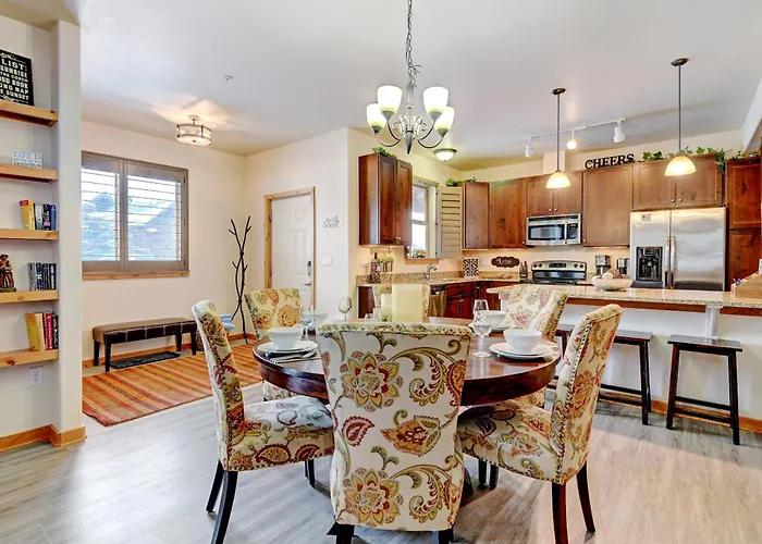 Luxury Condo 412: Pool, Club & Views with Activity Perks