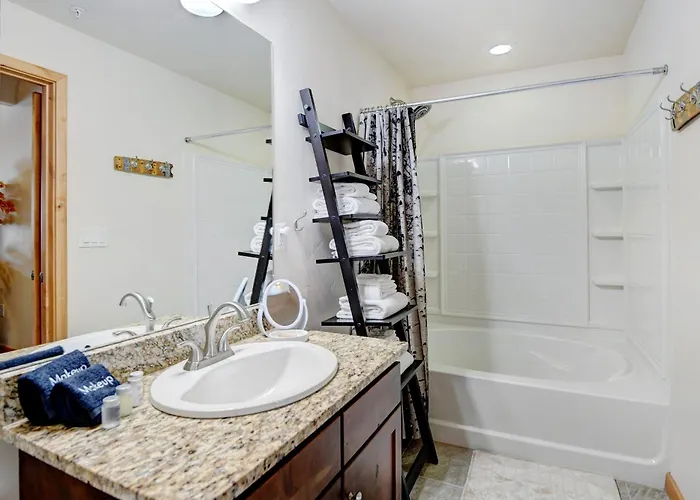 Luxury Condo 412: Pool, Club & Views with Activity Perks