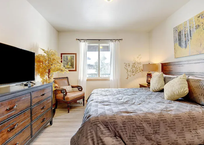 Luxury Condo 412: Pool, Club & Views with Activity Perks