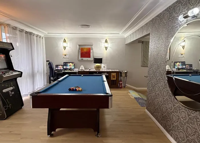 Work And Unwind Retreat King Bed Love Heart Hot Tub For 2 Game Room Cinema On The Bed 500Mbps Wifi Ideal For Business Couples And Special Events