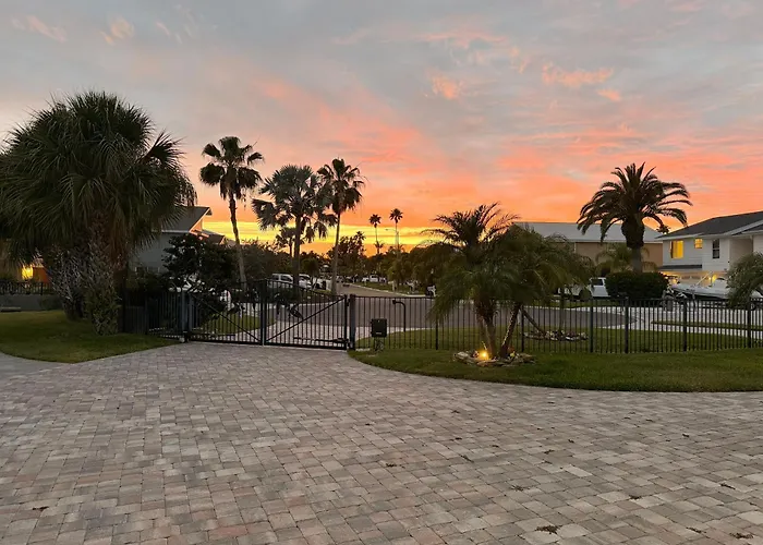 Guest Suite - Waterfront -Pool & Hot Tub- Walk To Beach