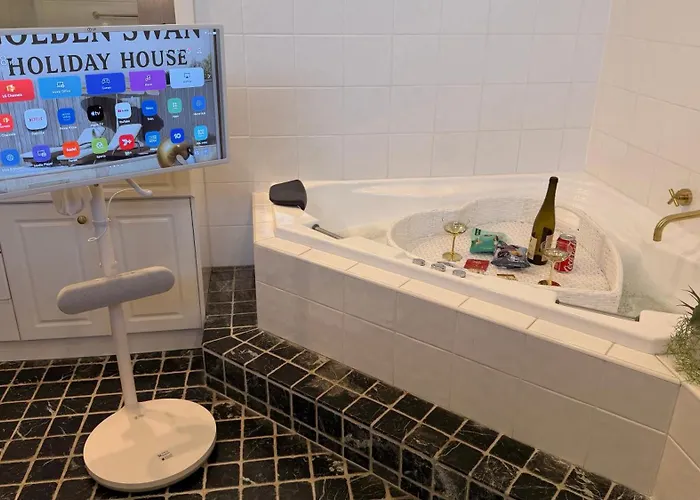 Work And Unwind Retreat King Bed Love Heart Hot Tub For 2 Game Room Cinema On The Bed 500Mbps Wifi Ideal For Business Couples And Special Events
