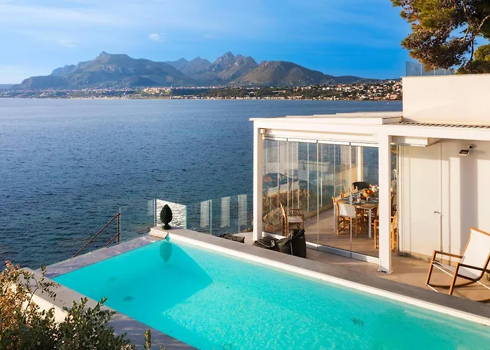 Design House With Pool & Direct Access To The Sea