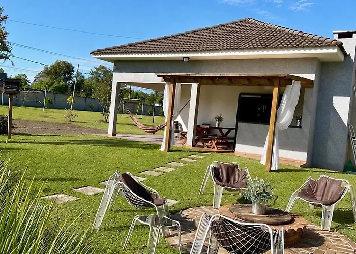 Casa com Piscina e Campo de Futebol