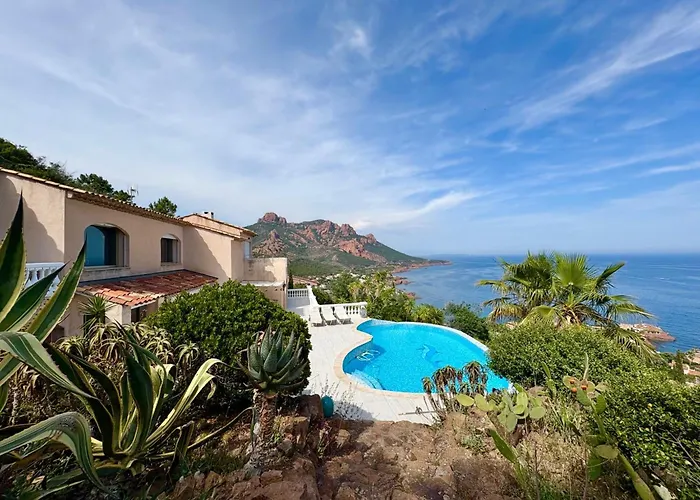 Luxueuse villa panoramique, vue imprenable sur la mer, piscine, 6 chambres à Anthéor