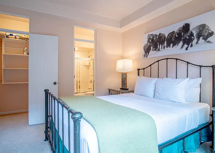 #215A-Great Location On The Bike/Ski Path With Garage: 10 Minute Walk To Town & Lifts