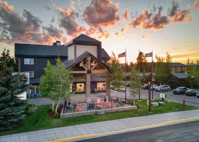 Hotels with pool Gray Wolf Inn & Suites