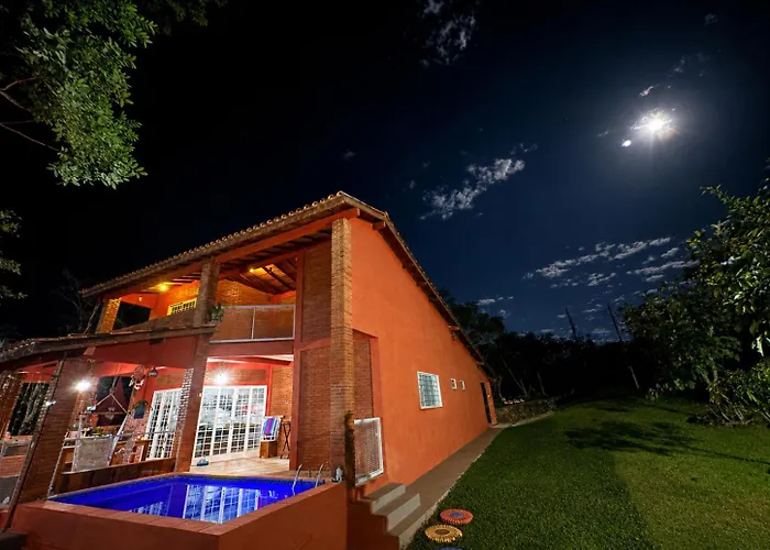 Casa com piscina aquecida e córrego privativo