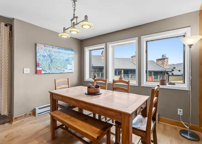 Top Floor 2 Bedroom Ski-In & Walk To Main St