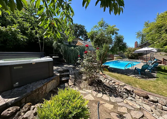 Medford Home And 2 Condos With Pool