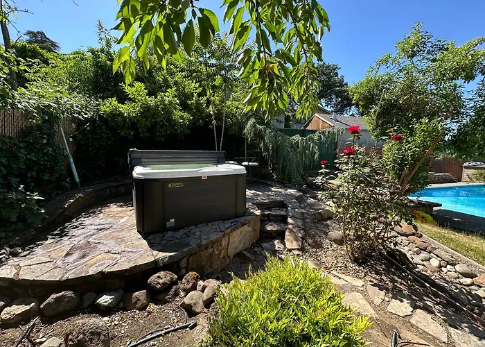 Medford Home And 2 Condos With Pool