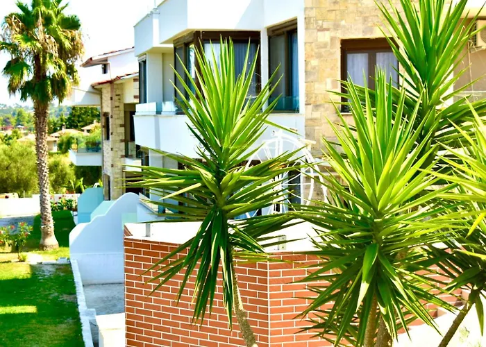 Bungalow White Tennis Apartments & Suites