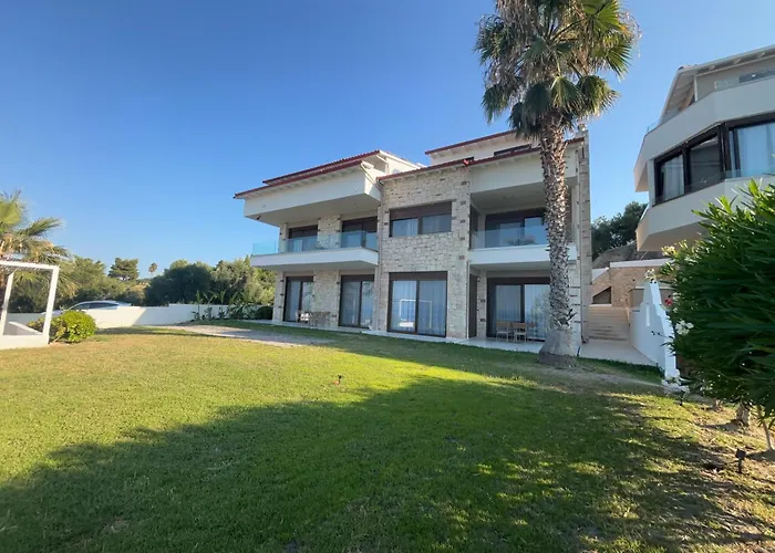 Bungalow White Tennis Apartments & Suites
