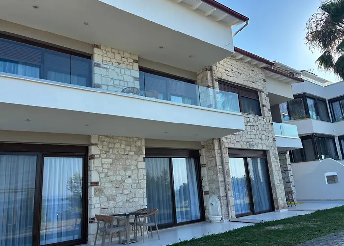 Bungalow White Tennis Apartments & Suites