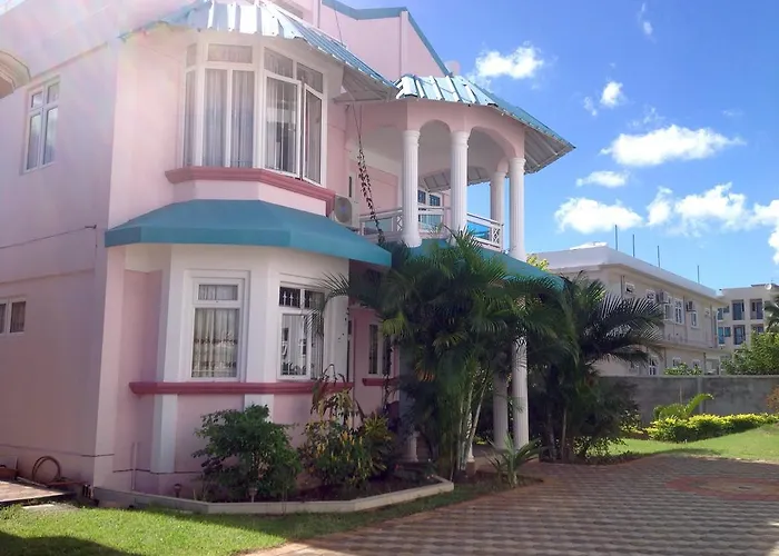 Fayruz Villa Is A 3 Bedroom, 3 Bathroom Detached House With Ac And Swimming Pool 5 Minutes Walk From Flic En Flac Public Beach