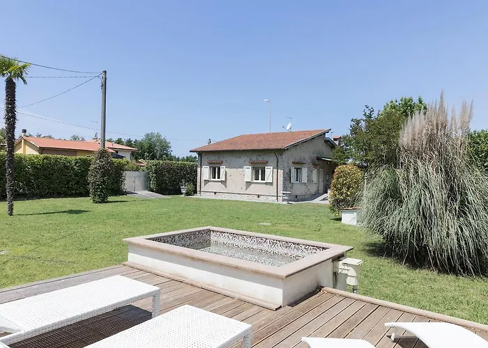 Altido 2 Bed Villa With Beautiful Garden In Forte Dei Marmi
