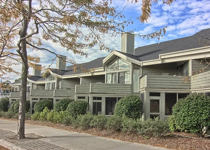 202 Pointes North Inn