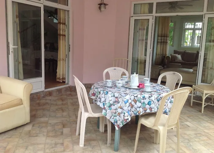 Fayruz Villa Is A 3 Bedroom, 3 Bathroom Detached House With Ac And Swimming Pool 5 Minutes Walk From Flic En Flac Public Beach
