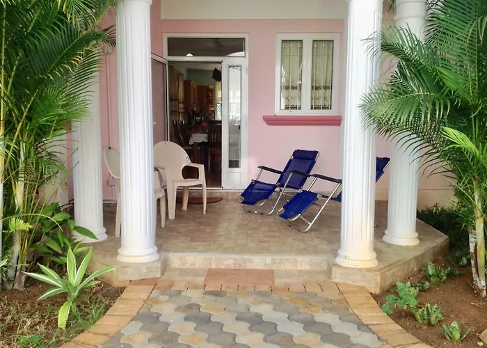 Fayruz Villa Is A 3 Bedroom, 3 Bathroom Detached House With Ac And Swimming Pool 5 Minutes Walk From Flic En Flac Public Beach