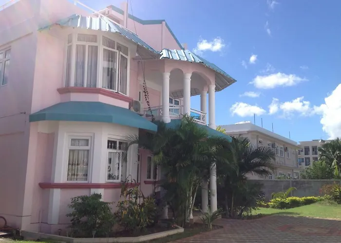 Fayruz Villa: Beachside Retreat with Pool