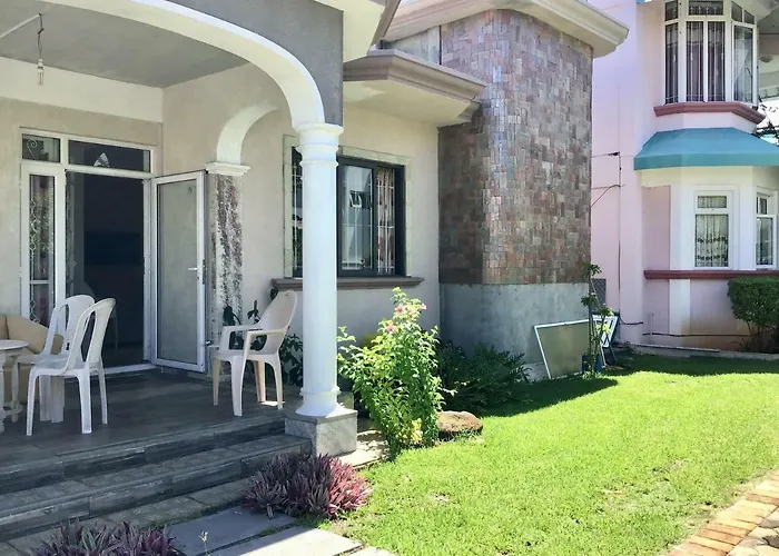 Cardamon Villa Is A 2 Bedroom With 1 Bathroom And Seperate Toilet Detached House With Ac And Swimming Pool , 5 Minutes Walk From Flic En Flac Public Beach