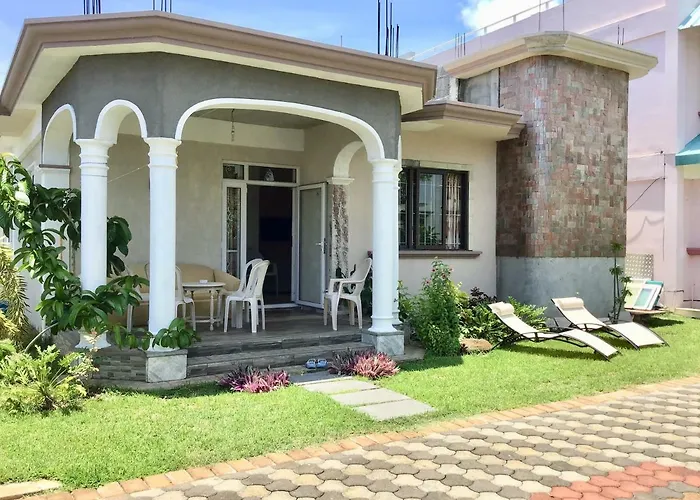 Cardamon Villa Is A 2 Bedroom With 1 Bathroom And Seperate Toilet Detached House With Ac And Swimming Pool , 5 Minutes Walk From Flic En Flac Public Beach