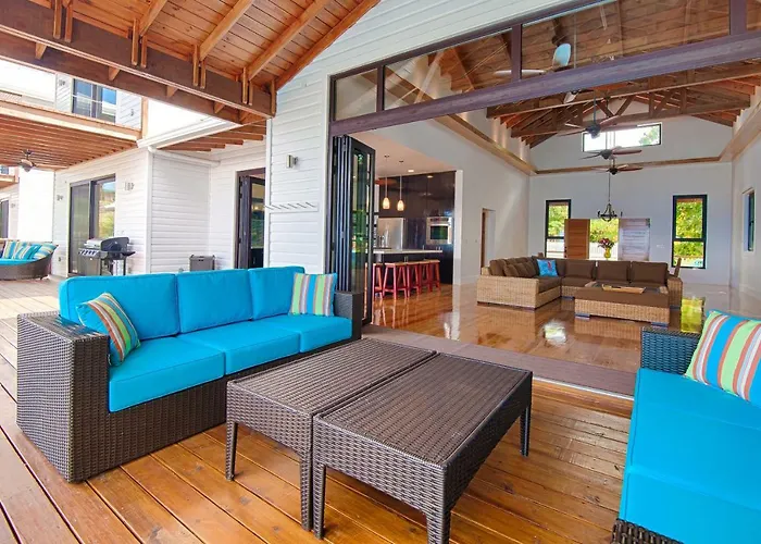 Vivaro Roatan South House