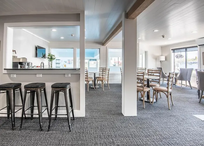 212 Pointes North Inn