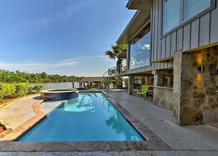Luxe Houston Home On Riverfront With Pool And Hot Tub!