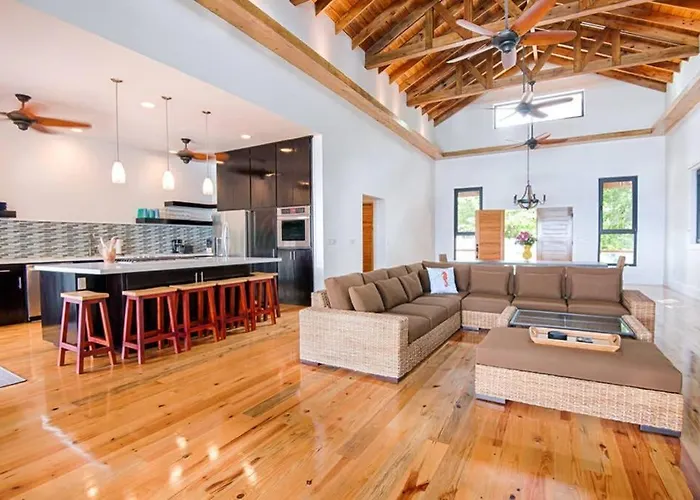 Vivaro Roatan North House