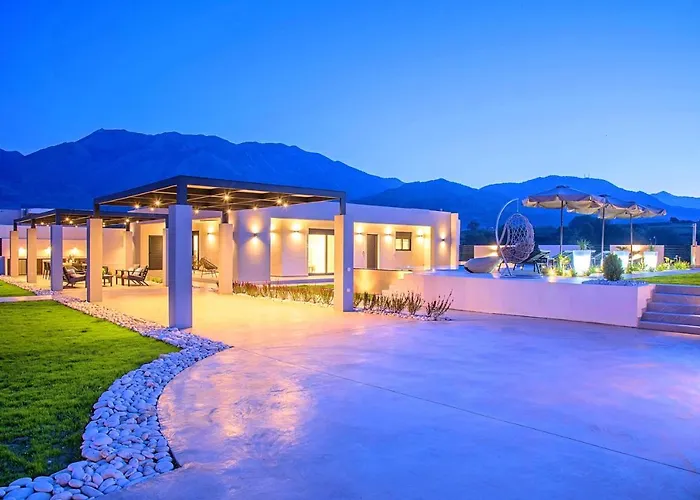Villa Solaris Heated Pool & Jacuzzi
